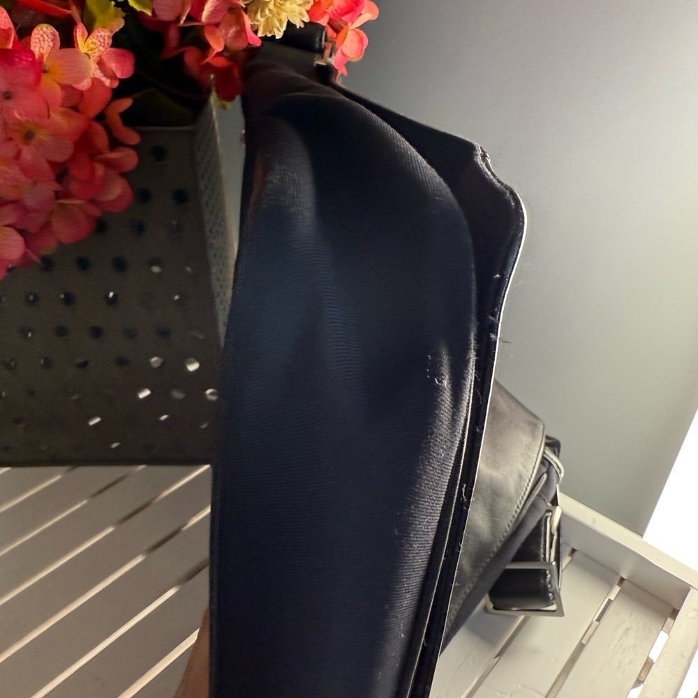 TUMI North South Flap Unisex Messanger  Bag EUC - Picture 9 of 10